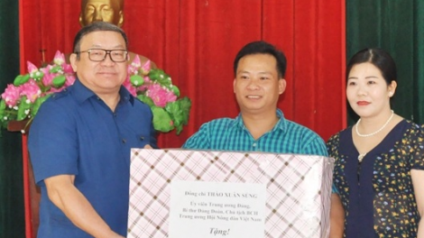 Chủ tịch Hội Nông dân Việt Nam lươt lum lêy đoọng pr’hêl ha đhanuôr coh zr’lụ tuh bhlong Hà Tĩnh