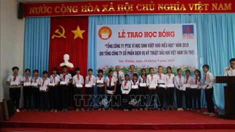 Sóc Trăng: 100 hun học bổng tước lâng học sinh đha rựt,  đha nuôr Khmer zay học