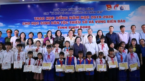 Bình Định: 110 hun pr’hêl Vừ A Dính đoọng ha học sinh acoon coh
