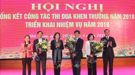 Phó Chủ tịch k’tiếc k’ruung Đặng Thị Ngọc Thịnh pấh K’rong pa zêng bh’rợ thi đua khen thưởng Bha nụ apêê tỉnh đồng bằng k’ruung Hồng