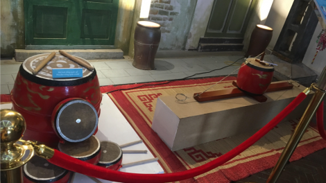 Tợơp bhrợ têng bhiệc bhan “Trống hội trăng thu” đhị Hoàng thành Thăng long