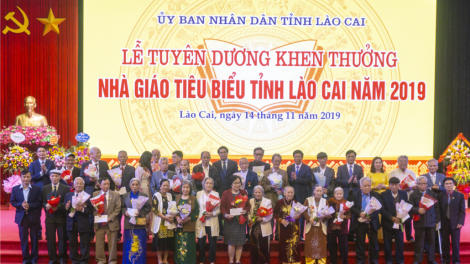 Lào Cai: Hâng hơnh apêê lang giáo viên ơy 60 c’moo đấc ca coong ch’ngai đoọng pa bhrợ, pa choom học sinh