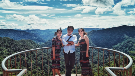 Gặp em giữa rừng