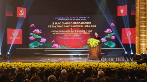 Chủ tịch Quốc hội pấh Bhiệc bhan Pa đớp Ch’ner báo chí “ Búa liềm vàng” g’lúh 3
