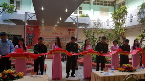 Triển lãm “ C’bhúh vũ trang Quân khu 5: 10 c’moo xơợng bhrợ bh’rợ quốc tế chr’nắp liêm đhị Campuchia
