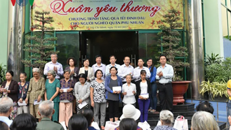 Hội pân đil từ thiện TPHCM pazao đoọng 2.000 hun pr’hêl tết đoọng ha pêê đha’rứt