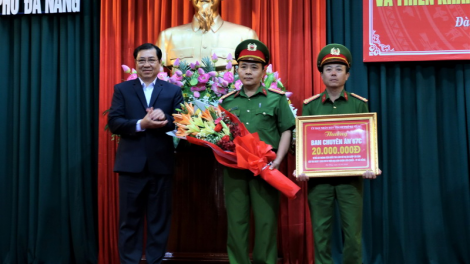 Đà Nẵng: Cher đoọng zên ha công an đấh bơơn coóp apêê đươi dua pr’đươi đui cơnh súng đoọng pay cr’van lơơng