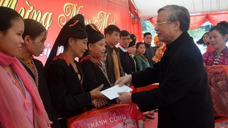 Thường trực Ban Bí thư Trần Quốc Vượng cher đoọng pr’hêl Tết ha pr’loọng đong đharứt tỉnh Yên Bái