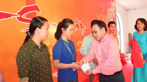 Thành phố Hồ Chí Minh: Cher đoọng pr’hêl Tết ha công nhân crêê bhrêy tắh bêl pa bhrợ, lum pr’ắt tr’mông zr’nắh k’đháp