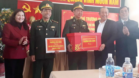Phó Thủ tướng thường trực Trương Hòa Bình bhrợ bhiệc lâng Bh’cộ tỉnh Quảng Trị