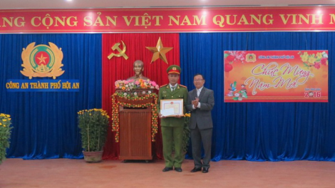 Đơớh cher đoọng ch’ner ha Công an Hội An coóp manuýh t’tông