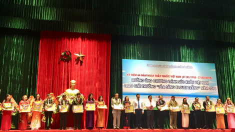 20 y, bác sĩ tr’haanh vêy ta cher đoọng ch’ner: Tr’ang Bhlouse bhoóc