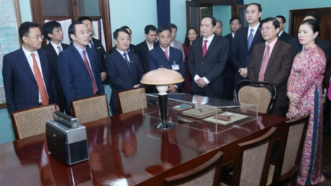 Chủ tịch Trung ương Mặt trận Tổ quốc Việt Nam Trần Thanh Mẫn tước bắt hương hay Ava Hồ