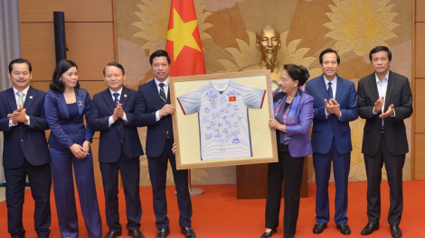 Chủ tịch Quốc hội tr’lum mặt, haanh déh doanh nghiệp tu vêy bh’rợ zúp zooi zập ngai