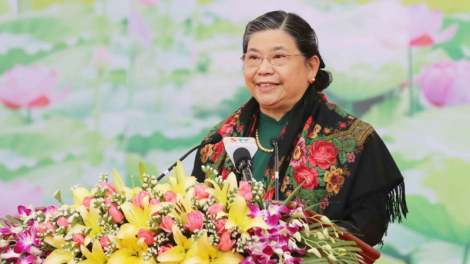 Phó Chủ tịch Thường trực Quốc hội Tòng Thị Phóng tước lum lêy trường THPT Hữu nghị Lào- Việt