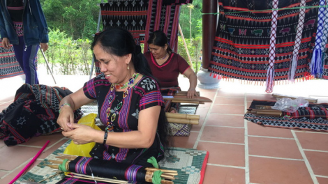 Zư lêy lâng pa dưr pa xớc bh’rợ taanh Zèng ty chr’nắp âng pân đil Tà Ôi