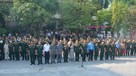 “ T’ngay truyền thống của bộ đội Trường Sơn”Hơnh déh 60 c’moo bhrợ c’lâng Hồ Chí Minh“ T’ngay truyền thống âng bộ đội Trường Sơn”