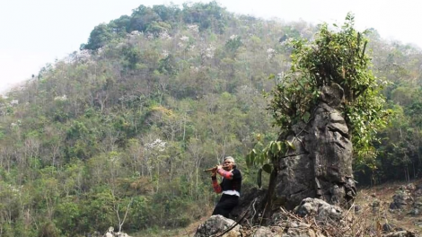 Ma nưih nhạc sĩ chăp kiêng lang bhr’ươr da ding ca coong