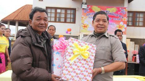 Nam Giang, t’coÓh xa nay chr’hoong: Hơnh Tết Bunpimay đhị chr’hoong Đắc Chưng, Lào