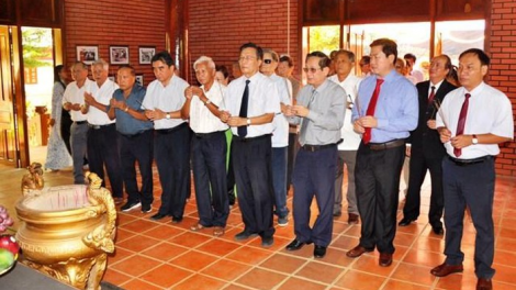 Phú Yên : Bắt hương đớc pô hơnh déh 129 c’moo t’ngay n’niên âng Chủ tịch Hồ Chí Minh