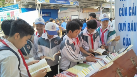 Kon Tum: Ta đang moon ting xay bhrợ t’ngay Sách Việt Nam 21/4