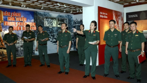 Triển lãm Dân công hỏa tuyến cóh bh’rợ zâl arọp a bhuy đhị Điện Biên Phủ
