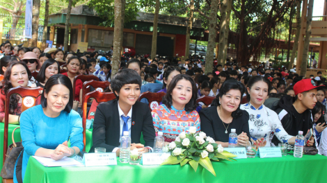 Hoa hậu H’Hen Niê ting pấh bh’rợ xa nay “ Pa choom đoọng pháp luật ha học sinh n’đắh zêl lâng cha groong tr’vay tr’poóh học đường”