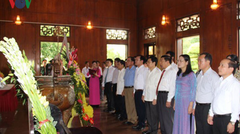 Liêm chr’nắp bhrợ têng bhiệc bhan giỗ g’lúh 50 âng Chủ tịch Hồ Chí Minh