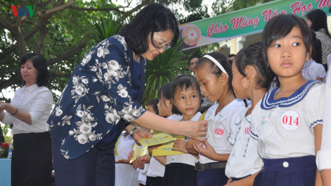 Phó Chủ tịch k’tiếc k’ruung Đặng Thị Ngọc Thịnh cher đoọng pr’hêl Trung thu đoọng ha p’niên Quảng Nam