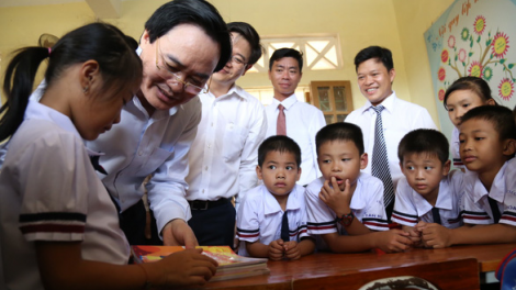 Quảng Bình: Bộ trưởng Phùng Xuân Nhạ pấh bhiệc bhan khai giảng đhị zr’lụ túh bhlong Tân Hoá
