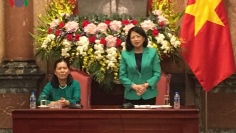 Phó Chủ tịch k’tiếc k’ruung Đặng Thị Ngọc Thịnh lưm k’bhúh p’niên acoon cóh z’lấh k’đháp học  bhriêl