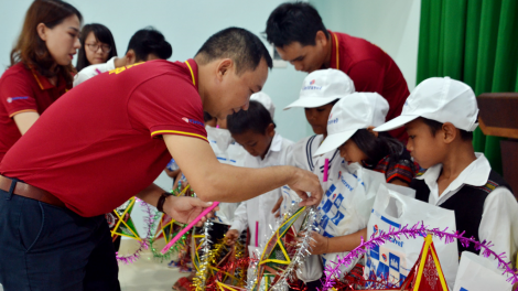 Cher đoọng pr’hêl Tết Trung thu đọong ha học sinh đha rựt A Lưới