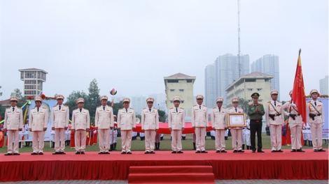 Bộ trưởng Bộ Công an Tô Lâm pa đớp Huân chương Quân công đoọng ha Bộ Tư lệnh Cảnh sát cơ động