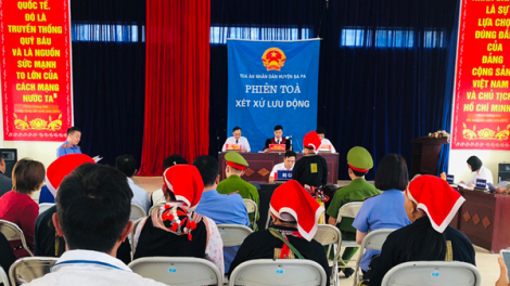 Tòa án nhân dân chr’hoong Sa Pa xét xử lưu động tu bhiệc chóh tơơm za nươu phiện đhị chr’val Bản Khoang