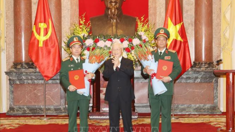 Tổng Bí thư, Chủ tịch k’tiếc k’ruung Nguyễn Phú Trọng cher đoọng Quyết định pa dzoóc quân hàm Thượng tướng đoọng ha 2 đồng chí: Trần Quang Phương lâng Đỗ Căn