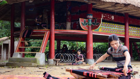 Pazưm pr’lứch lâng pazao đoọng ch’ner g’lúh thi bhrợ têng bh’nơơn pr’đươi hun pr’hêl, pr’đươi lưu niệm đhị chất liệu bhai Dèng