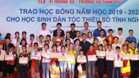 Phó Chủ tịch k’tiếc k’ruung lalăm a hay cher đoọng học bổng đoọng ha học sinh acoon coh