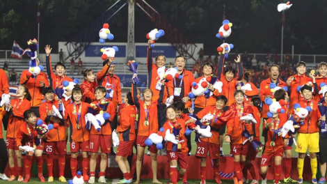 Thủ tướng Nguyễn Xuân Phúc bhrợ tiệc hơnh déh 2 đội tuyển bóng đá vô địch Sea Games