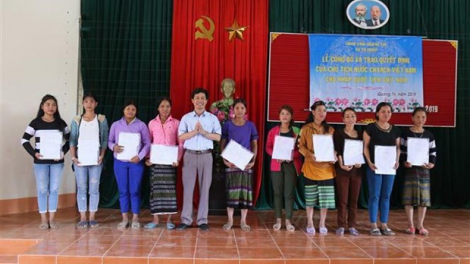 Pazao đoọng quyết định moót quốc tịch Việt Nam đoọng ha 350 đhanuôr đhị k’noong k’tiếc Việt Nam-Lào