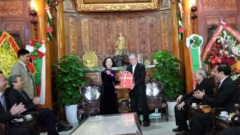 P’căn Trương Thị Mai, Trưởng Ban Dân vận Trung ương tươc lum lêy lâng haanh deh Giáng Sinh đhị Huế