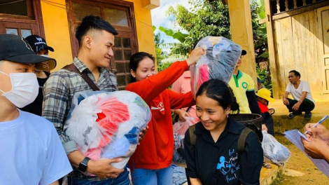 Chung vòng tay yêu thương