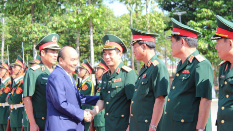 Thủ tướng Nguyễn Xuân Phúc lưm, hơnh déh Tết Quân khu 9