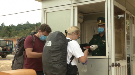 Biên phòng Kon Tum zư lêy rơợng nhâm zâp c’lâng bh’rợ zêl cha groong pr’lúh Covid-19