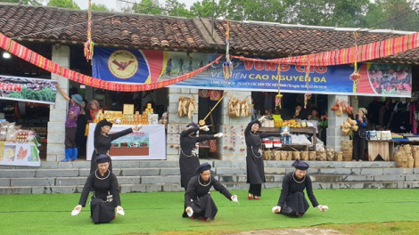 Apêê bh’rợ c’xêê 12 đơơng đh’nớc “Vel lâng pazêng pr’họom pô” đhị vel Văn hoá-Du lịch apêê acoon coh Việt Nam