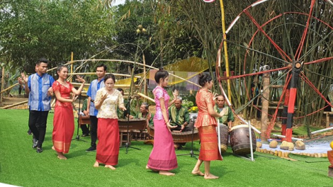 Apêê bh’rợ c’xêê 7 cơnh lâng pr’đơc xa nay “ Hân noo ch’noọng coh a đhi” đhị Vel Văn hóa – Du lịch apêê acoon coh Việt Nam