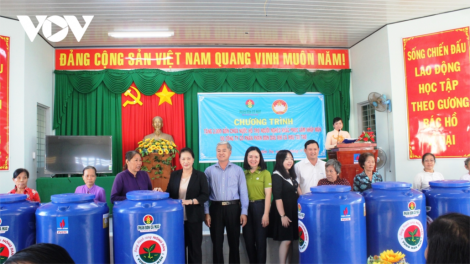 Chủ tịch Quốc hội Nguyễn Thị Kim Ngân cher đoọng 2.000 cr’độ ga mắc đớc đác đoọng ha đhanuôr zr’lụ cha noọng xớơt Bến Tre