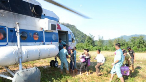 Trực thăng moót ooy Hướng Hoá, Quảng Trị âng đơơng 2 cha nặc bhrêy tắh lướt cấp cứu