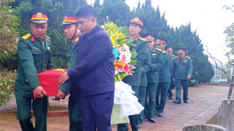 Quảng Trị c’lêng lâng tâp đơc n’hang 8 liệt sĩ
