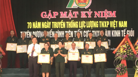 Tr’lưm mặt hơnh déh 70 c’moo t’ngay bhrọ t’vaih âng c’bhúh đha đhâm c’moor xung phong