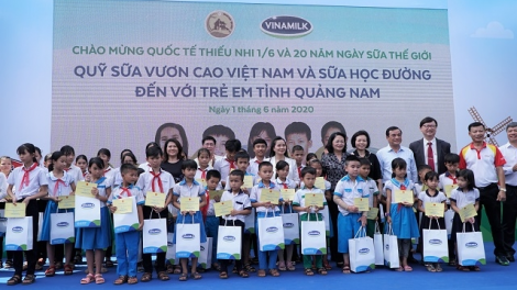 Học sinh k’coong ch’ngai Quảng Nam nắc ơy bơơn ôộm sữa ting xa nay bh’rợ sữa học đường